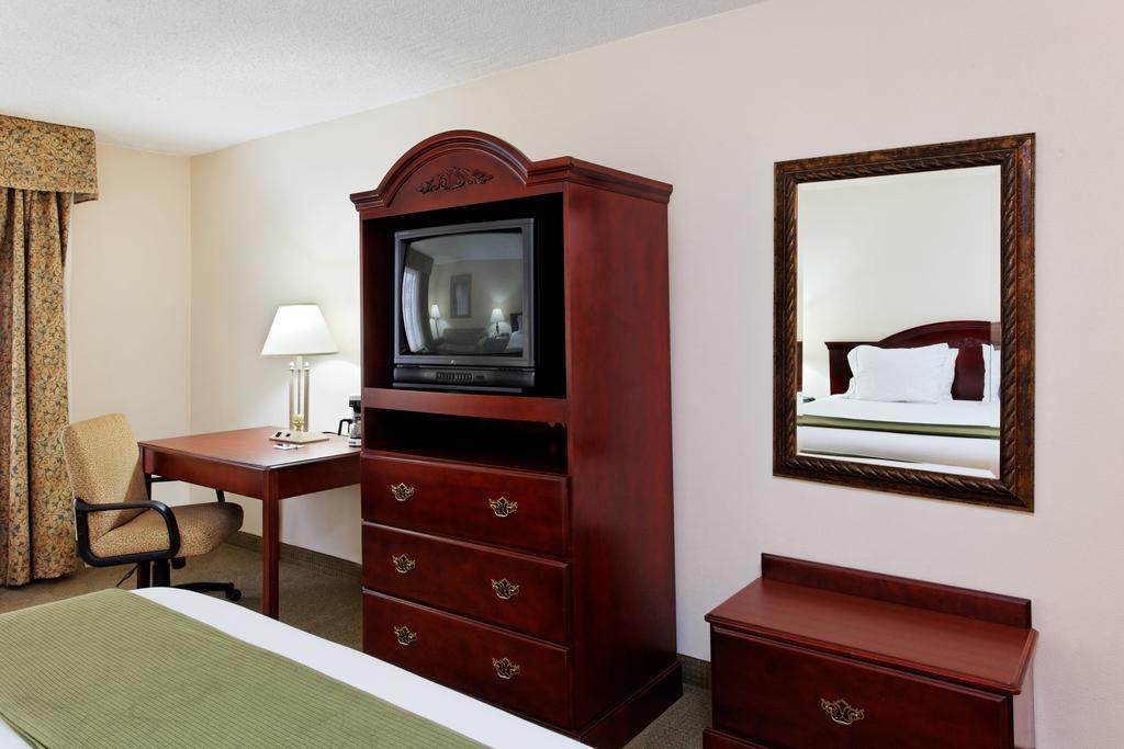 Holiday Inn Express Hotel & Suites Huntsville University Drive الغرفة الصورة